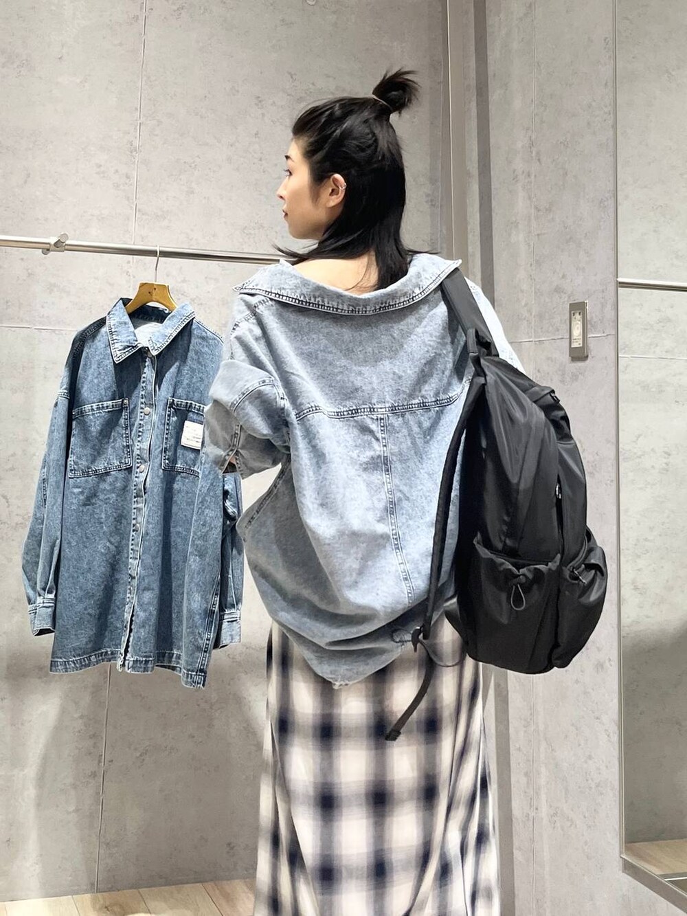 ホワイト系のブーツ、ブルー系のスカート、ブルー系のシャツ/ブラウスを着用したレディースの冬コーディネートの8枚目の写真