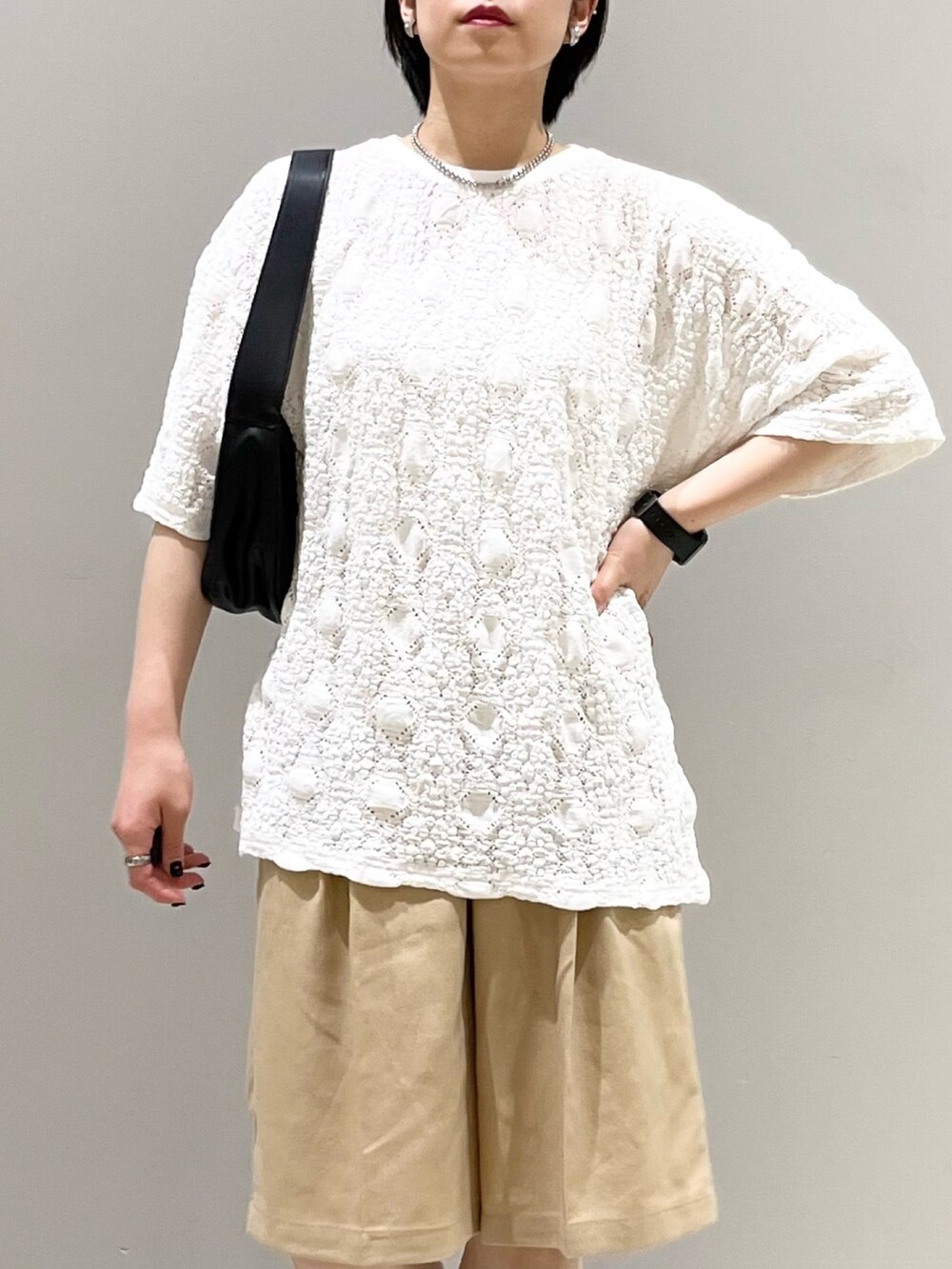 ベージュ系のその他パンツ、ブラック系のサンダル、ブラック系のショルダーバッグを着用したレディースの夏コーディネートの10枚目の写真