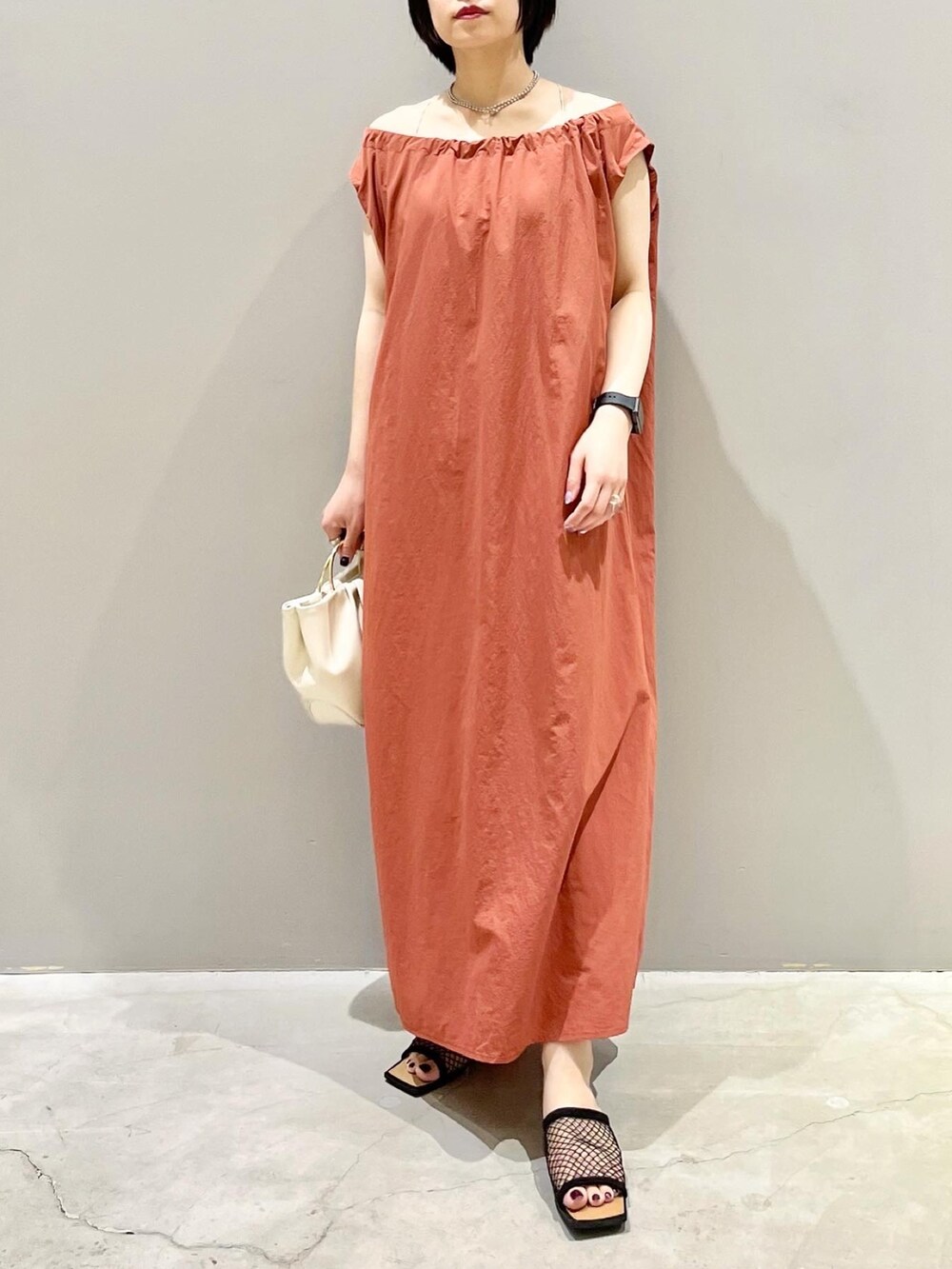 ブラウン系のワンピース、ホワイト系のバッグ、ブラック系のサンダルを着用したレディースの夏コーディネートの6枚目の写真