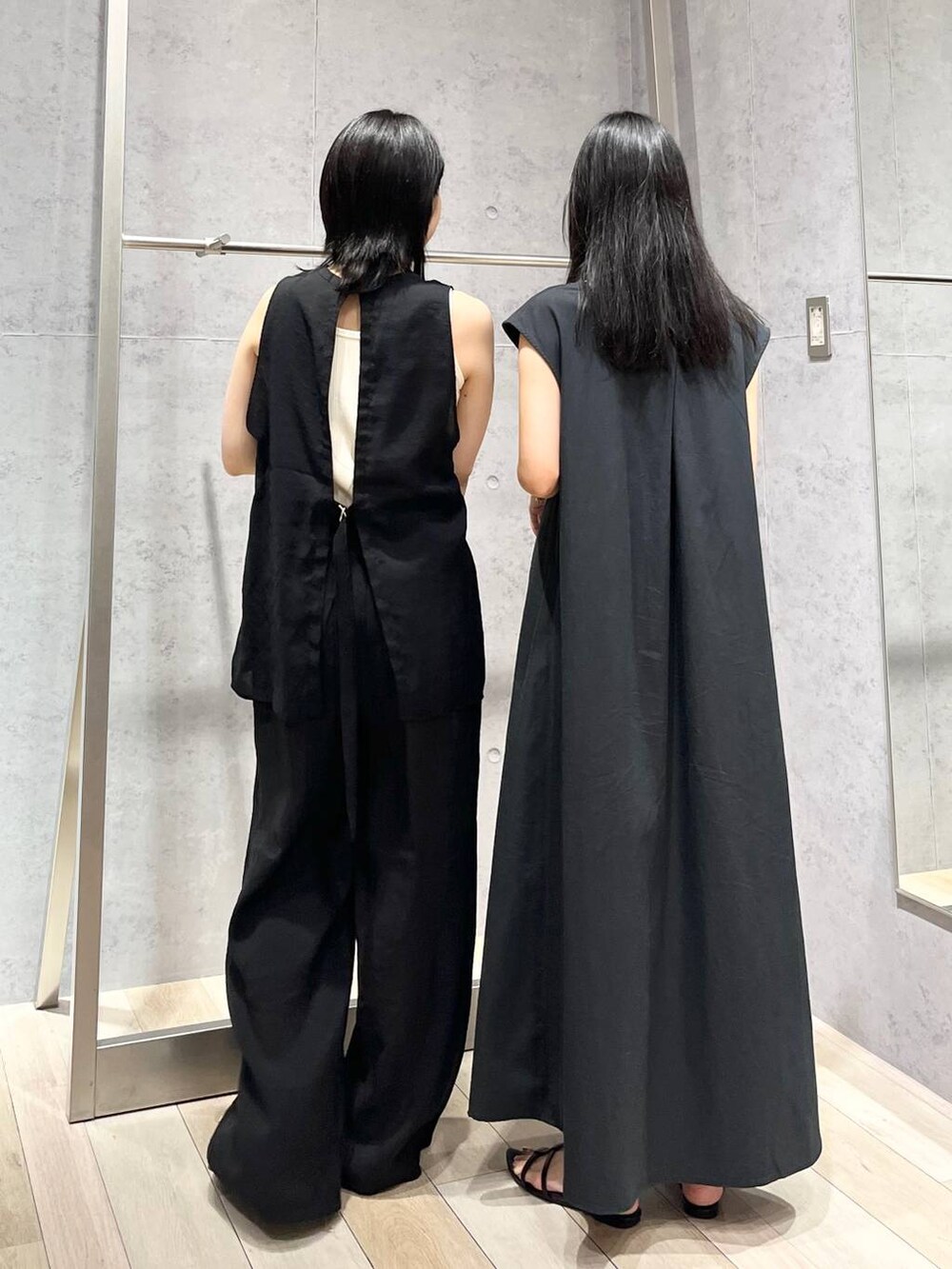 シルバー系のショルダーバッグ、ブラック系のサンダル、ブラック系のその他パンツを着用したレディースの夏コーディネートの4枚目の写真