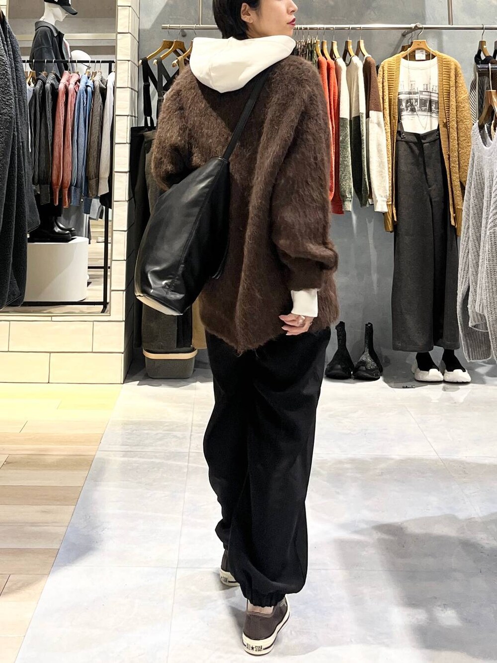 ブラウン系のスニーカー、ブラック系のその他パンツ、ブラウン系のカーディガン/ボレロを着用したレディースの秋コーディネートの5枚目の写真