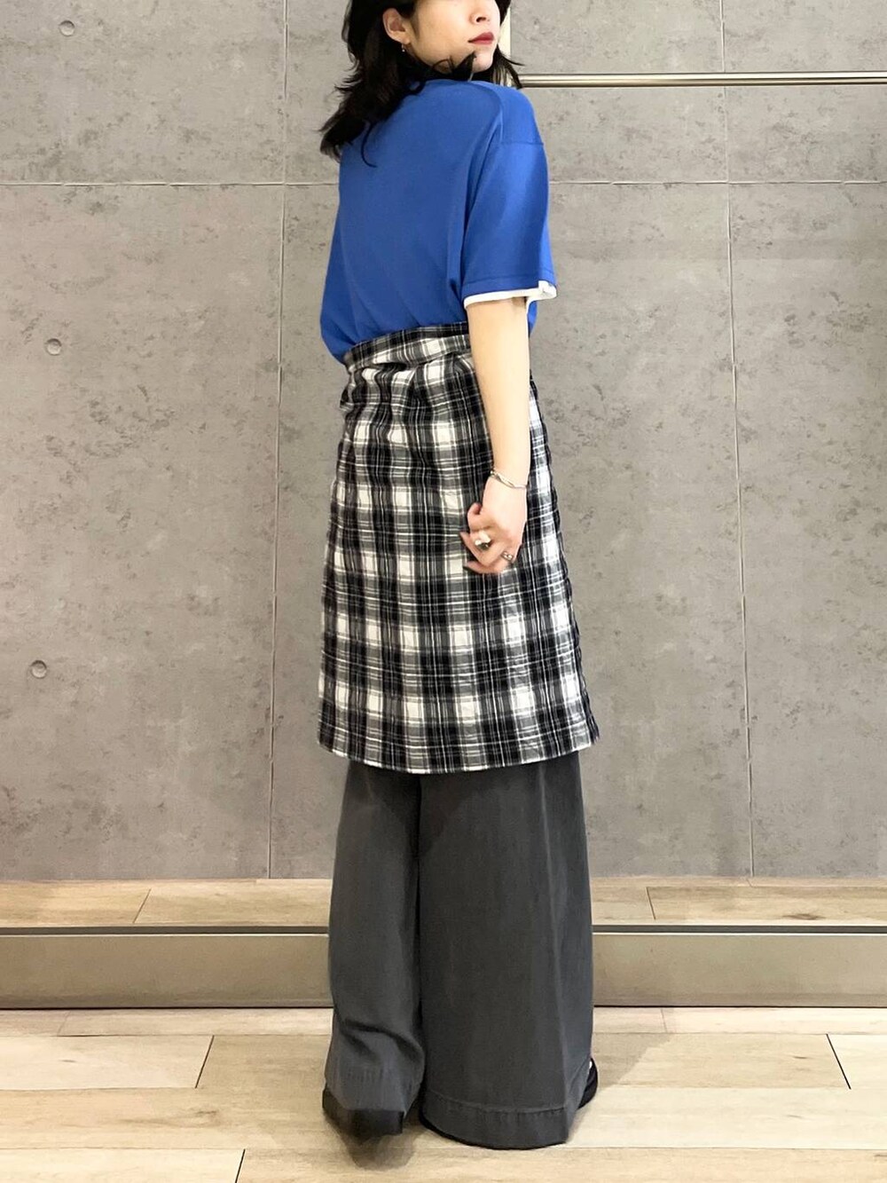 「カジュアル、モード、ベーシック/シンプル、デート/ロマンティック、楽ちんコーデ、春コーデ、女子会、きれいめカジュアル_LEPSIM、LEPSIM、おでかけ、シンプルコーデ、春色、ニット、デニムパンツ、チェック」｜「LEPSIMの14ゲージレイヤーライク5分袖クルー　243195（ニット/セーター、ブルー系）」を使った、エムアイさん（レディース・162cm）の春コーディネートの3枚目の写真