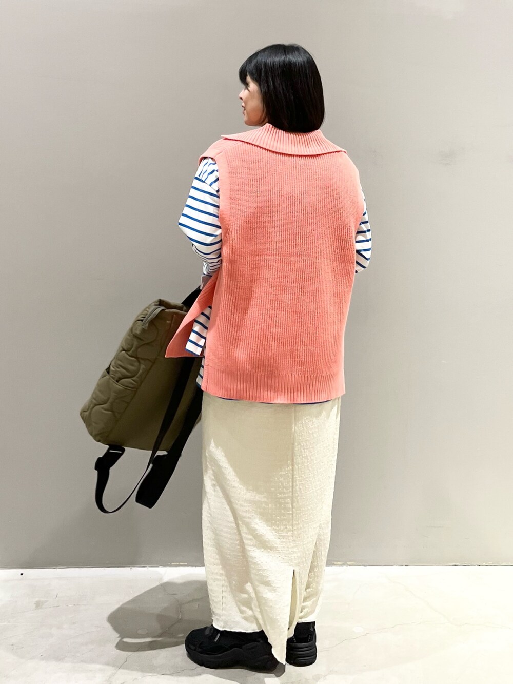 ブラック系のスニーカー、ブルー系のTシャツ/カットソー、ホワイト系のマタニティウェア/グッズを着用したレディースの冬コーディネートの5枚目の写真