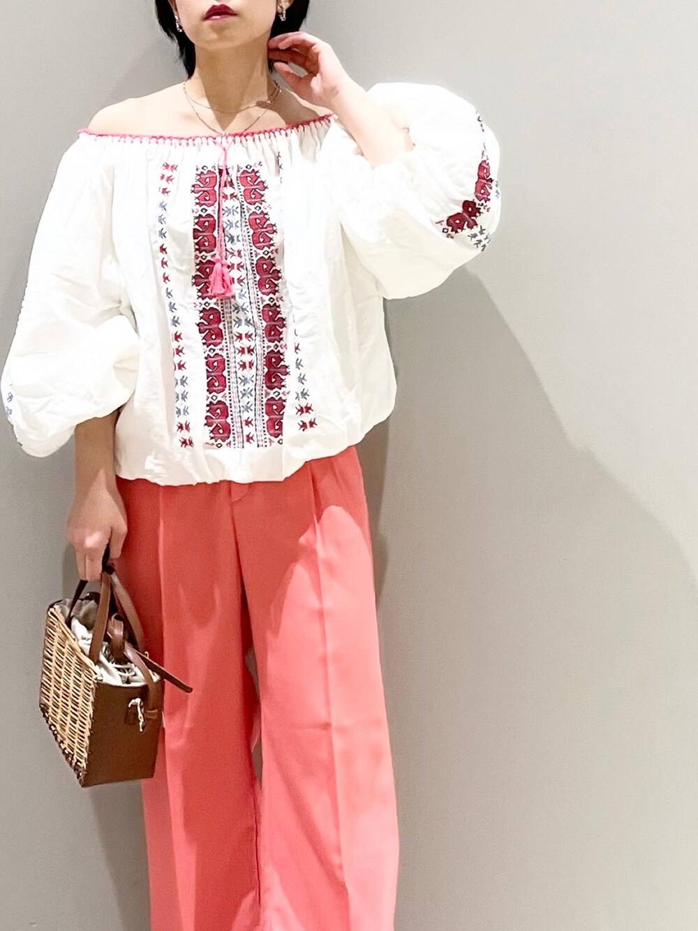 ホワイト系のシャツ/ブラウス、ピンク系のデニムパンツ、ブラウン系のショルダーバッグを着用したレディースの春コーディネートの2枚目の写真