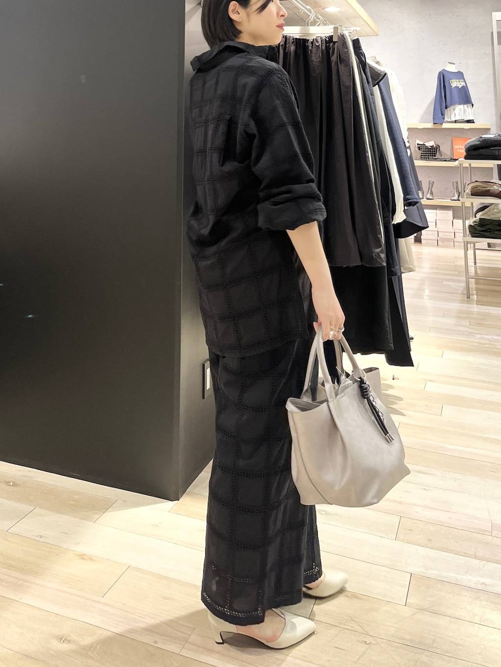 ホワイト系のパンプス、ブラック系のその他パンツ、その他のトートバッグを着用したレディースの冬コーディネートの3枚目の写真