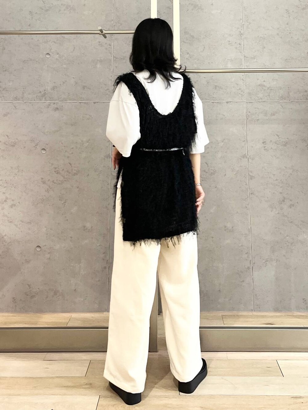 「カジュアル、モード、ベーシック/シンプル、デート/ロマンティック、楽ちんコーデ、春コーデ、女子会、きれいめカジュアル_LEPSIM、LEPSIM、おでかけ、シンプルコーデ、春色、夏コーデ、Tシャツ、ベスト」｜「LEPSIMのモックネックT　290296（Tシャツ/カットソー、グレー系）」を使った、エムアイさん（レディース・162cm）の春コーディネートの4枚目の写真