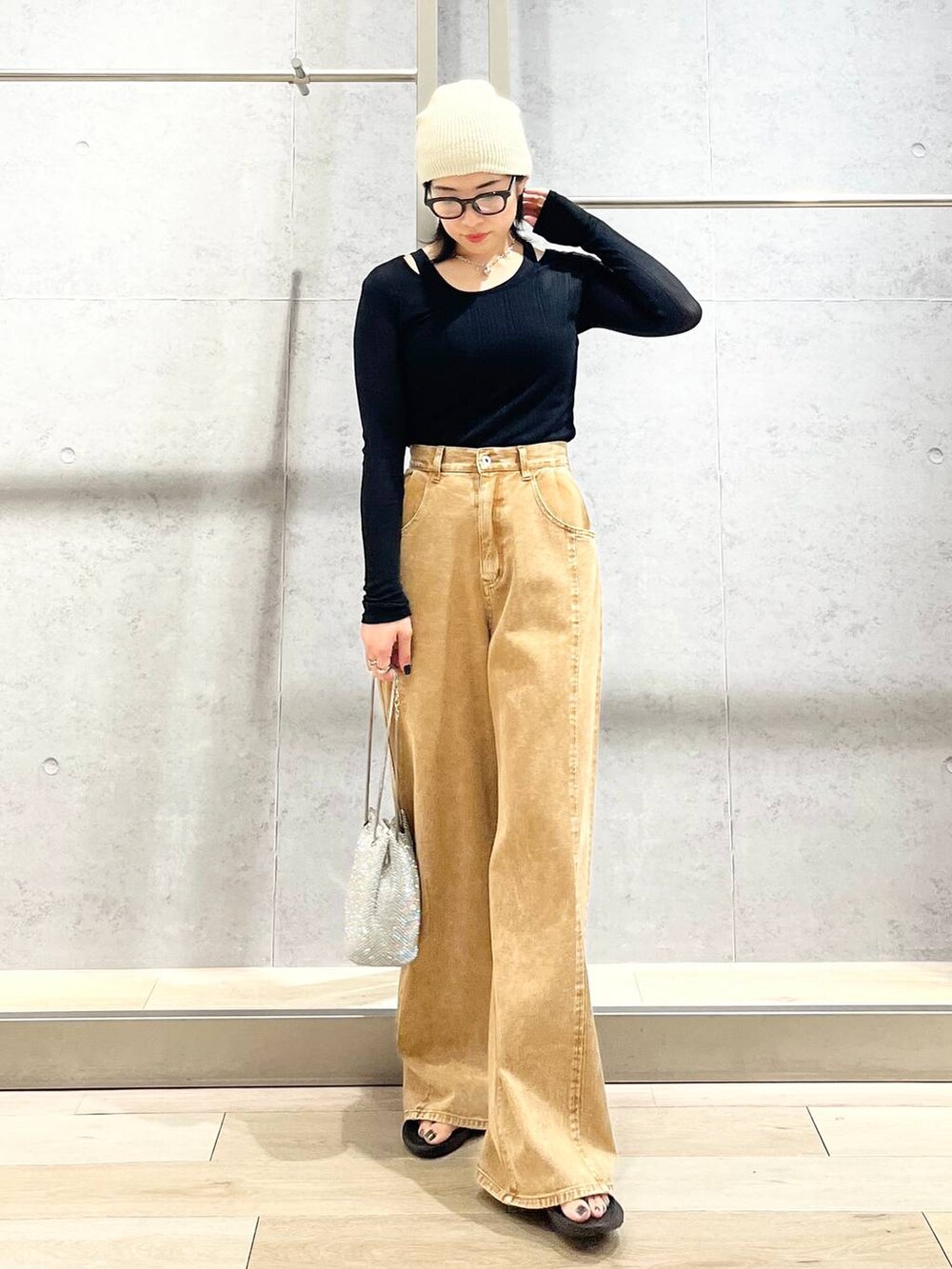 シルバー系のショルダーバッグ、ブラック系のサンダル、ブラック系のTシャツ/カットソーを着用したレディースの夏コーディネートの5枚目の写真