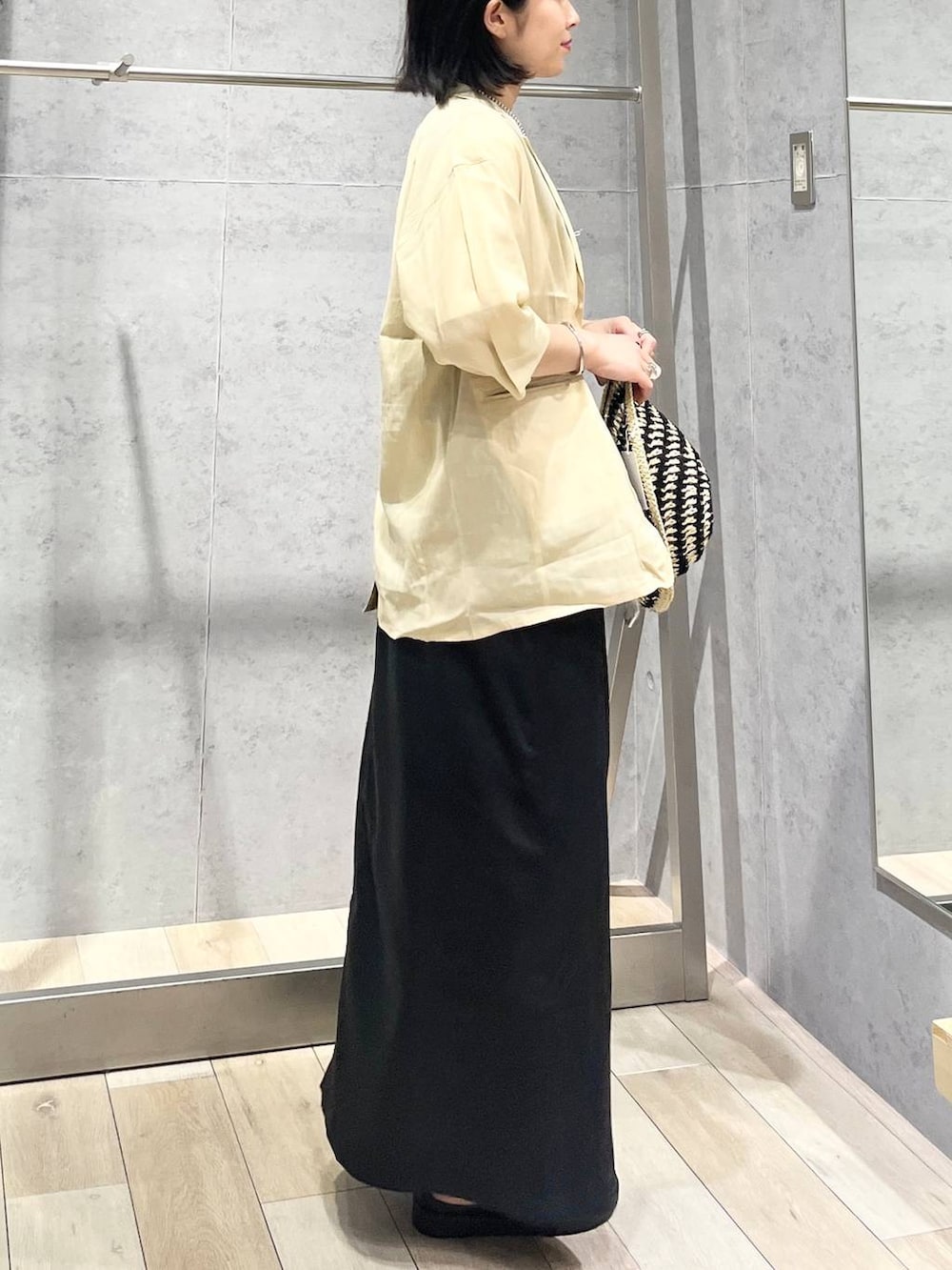 「カジュアル、モード、ベーシック/シンプル、デート/ロマンティック、楽ちんコーデ、夏コーデ、女子会、きれいめカジュアル_LEPSIM、バッグ、LEPSIM、サンダル、おでかけ、シンプルコーデ、ジャケット、ジャケットスタイル」｜「LEPSIMの3連ボールネックレス　287544（ネックレス、シルバー系）」を使った、エムアイさん（レディース・162cm）の夏コーディネートの3枚目の写真