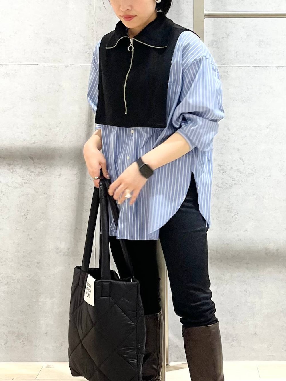 ブラウン系のブーツ、ブラック系のその他パンツ、ブルー系のシャツ/ブラウスを着用したレディースの秋コーディネートの3枚目の写真