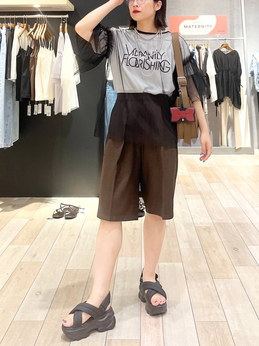 「カジュアル、モード、ハーフパンツ、厚底サンダル、ベーシック/シンプル、デート/ロマンティック、夏コーデ、女子会、バッグ、LEPSIM、サンダル、おでかけ、シンプルコーデ、メガネ、メガネ女子」｜「LEPSIMの3連ボールネックレス　287544（ネックレス、シルバー系）」を使った、エムアイさん（レディース・162cm）の夏コーディネートの2枚目の写真