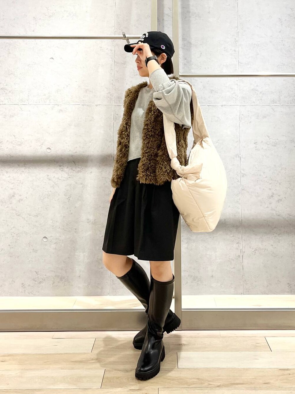 ブラウン系のベスト、ブラック系のその他パンツ、グレー系のTシャツ/カットソーを着用したレディースの秋コーディネートの6枚目の写真