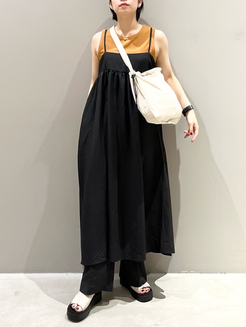 「LEPSIM、レプシィム(LEPSIM)、キャップ、モノトーン、ストリート、ワンピース、ラインパンツ、厚底シューズ、ショルダーバッグ、オトナカジュアル、NEW ERA、キャミワンピ、厚底サンダル、スポーティ、楽チンコーデ」｜「LEPSIMのラインパンツ（パンツ、ブラック系）」を使った、エムアイさん（レディース・162cm）の夏コーディネートの2枚目の写真