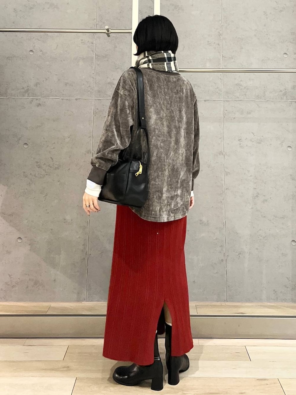 ブラック系のブーツ、ブラック系のショルダーバッグ、グレー系のTシャツ/カットソーを着用したレディースの冬コーディネートの3枚目の写真