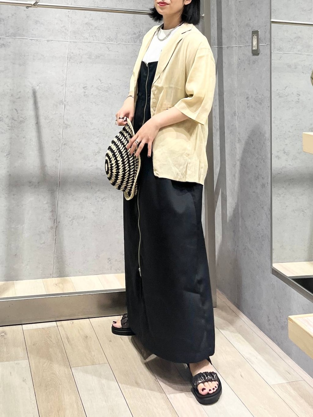 「カジュアル、モード、ベーシック/シンプル、デート/ロマンティック、楽ちんコーデ、夏コーデ、女子会、きれいめカジュアル_LEPSIM、バッグ、LEPSIM、サンダル、おでかけ、シンプルコーデ、ジャケット、ジャケットスタイル」｜「LEPSIMの3連ボールネックレス　287544（ネックレス、シルバー系）」を使った、エムアイさん（レディース・162cm）の夏コーディネートの5枚目の写真