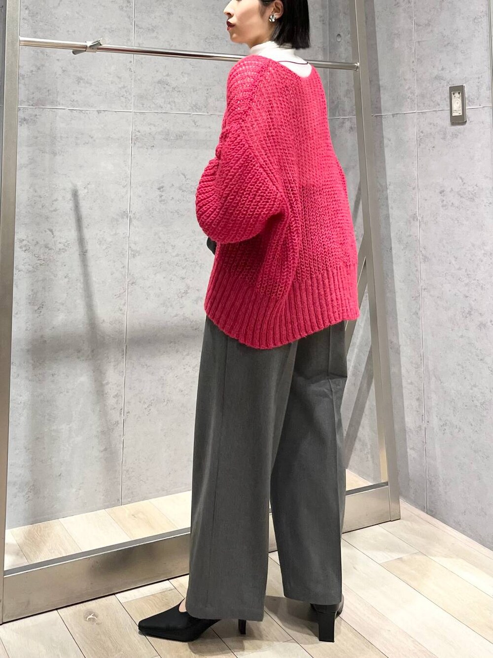 ホワイト系のTシャツ/カットソー、グレー系のその他パンツ、ブラック系のショルダーバッグを着用したレディースの秋コーディネートの9枚目の写真