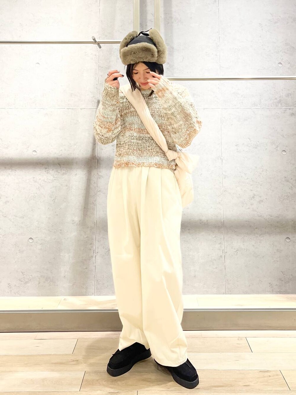 「楽ちんコーデ、LEPSIM、ニット、ワイドパンツ、ショルダーバッグ、ローファー、キャップ、フライトキャップ、バルーンパンツ、モカシン、ショート丈トップス、冬コーデ、シンプルコーデ、淡色コーデ、きれいめカジュアル」｜「LEPSIMのモカシン　969892（モカシン/デッキシューズ、ブラック系）」を使った、エムアイさん（レディース・162cm）の秋コーディネートの2枚目の写真
