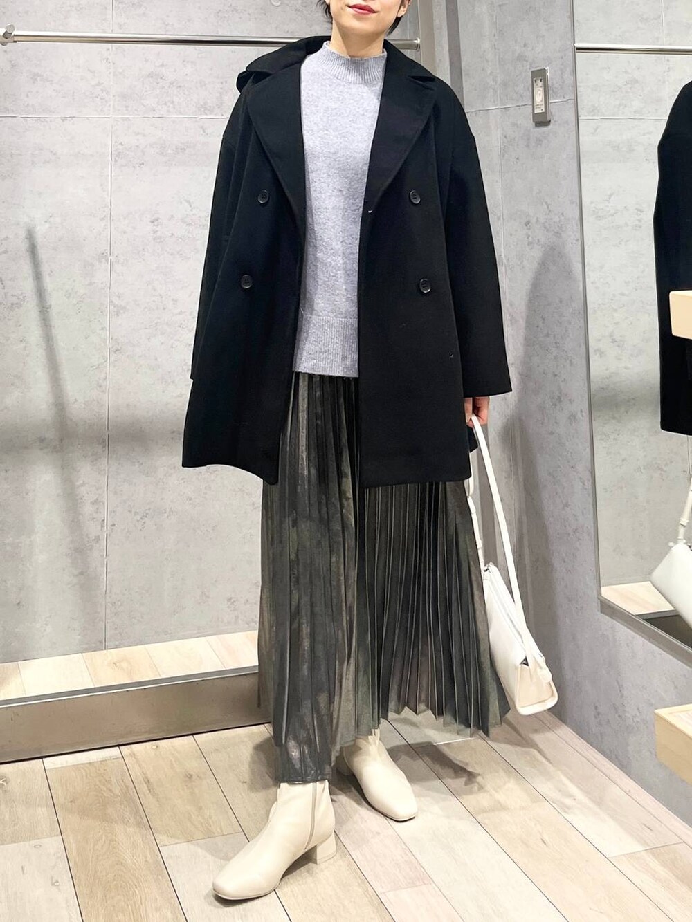 「ニット、セールコーデ、アウター、スカート、ブーツ、カジュアル、モード、ベーシック/シンプル、デート/ロマンティック、楽ちんコーデ、女子会、きれいめカジュアル_LEPSIM、LEPSIM、おでかけ、シンプルコーデ」｜「LEPSIMのストレッチローヒールブーツ　147085（ブーツ、ホワイト系）」を使った、エムアイさん（レディース・162cm）の冬コーディネートの2枚目の写真