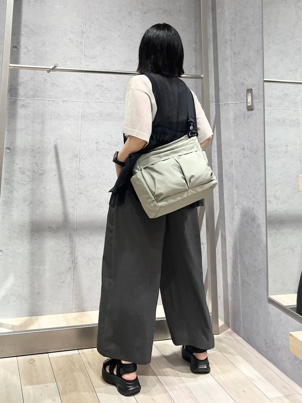 「カジュアル、モード、ベーシック/シンプル、デート/ロマンティック、楽ちんコーデ、女子会、きれいめカジュアル_LEPSIM、LEPSIM、おでかけ、シンプルコーデ、サロペット、ワンピース、リネン・透けアイテム、ベスト、シアートップス」｜「LEPSIMの3連ボールネックレス　287544（ネックレス、シルバー系）」を使った、エムアイさん（レディース・162cm）の夏コーディネートの6枚目の写真
