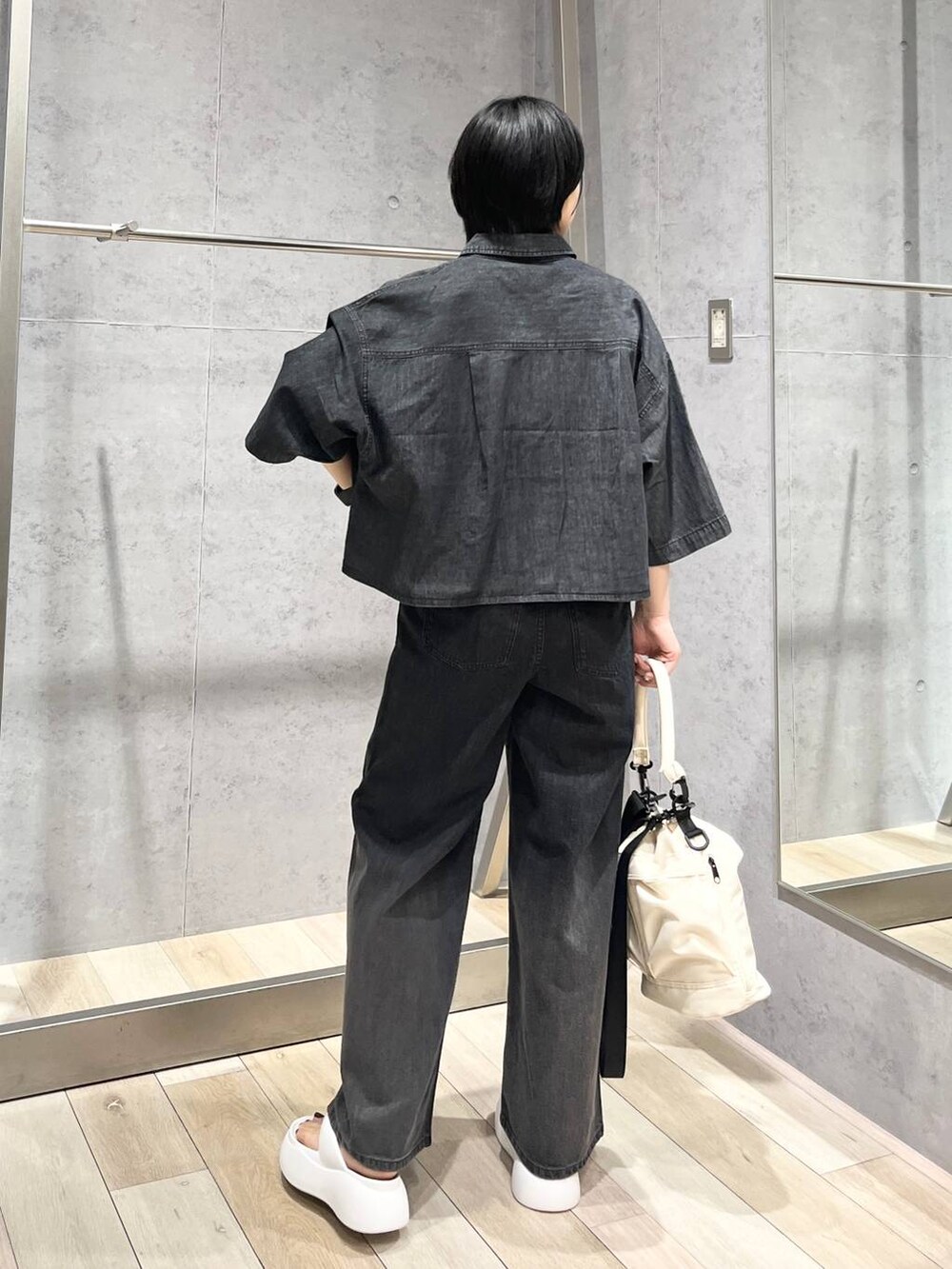 ホワイト系のサンダル、ブラック系のシャツ/ブラウス、ブラック系のシャツ/ブラウスを着用したレディースの春コーディネートの4枚目の写真