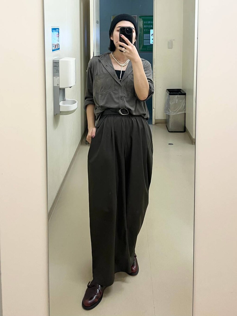 ブラウン系のその他パンツ、グレー系のシャツ/ブラウス、ブラック系のベルトを着用したレディースの秋コーディネートの2枚目の写真