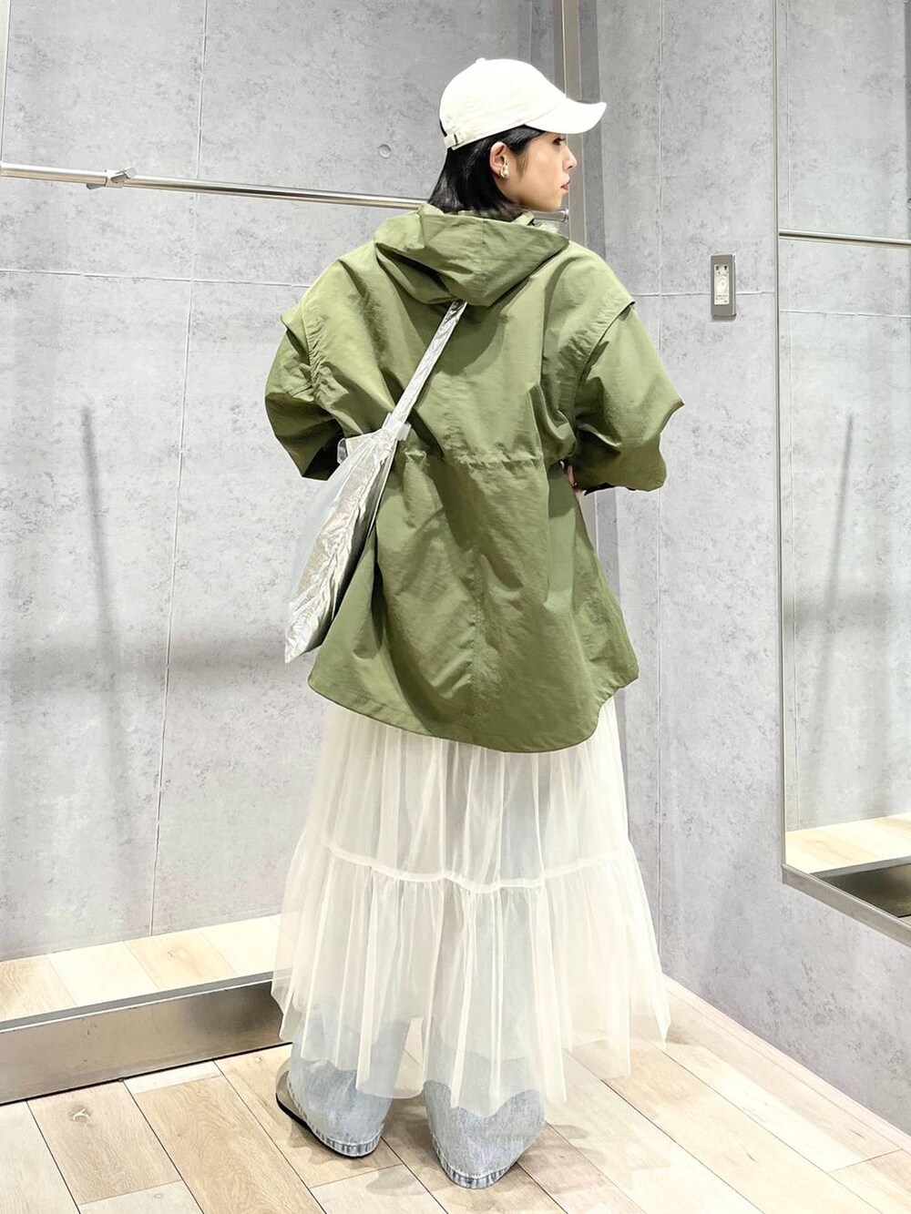 ブルー系のデニムパンツ、グリーン系のその他アウター、ベージュ系のその他シューズを着用したレディースの冬コーディネートの4枚目の写真