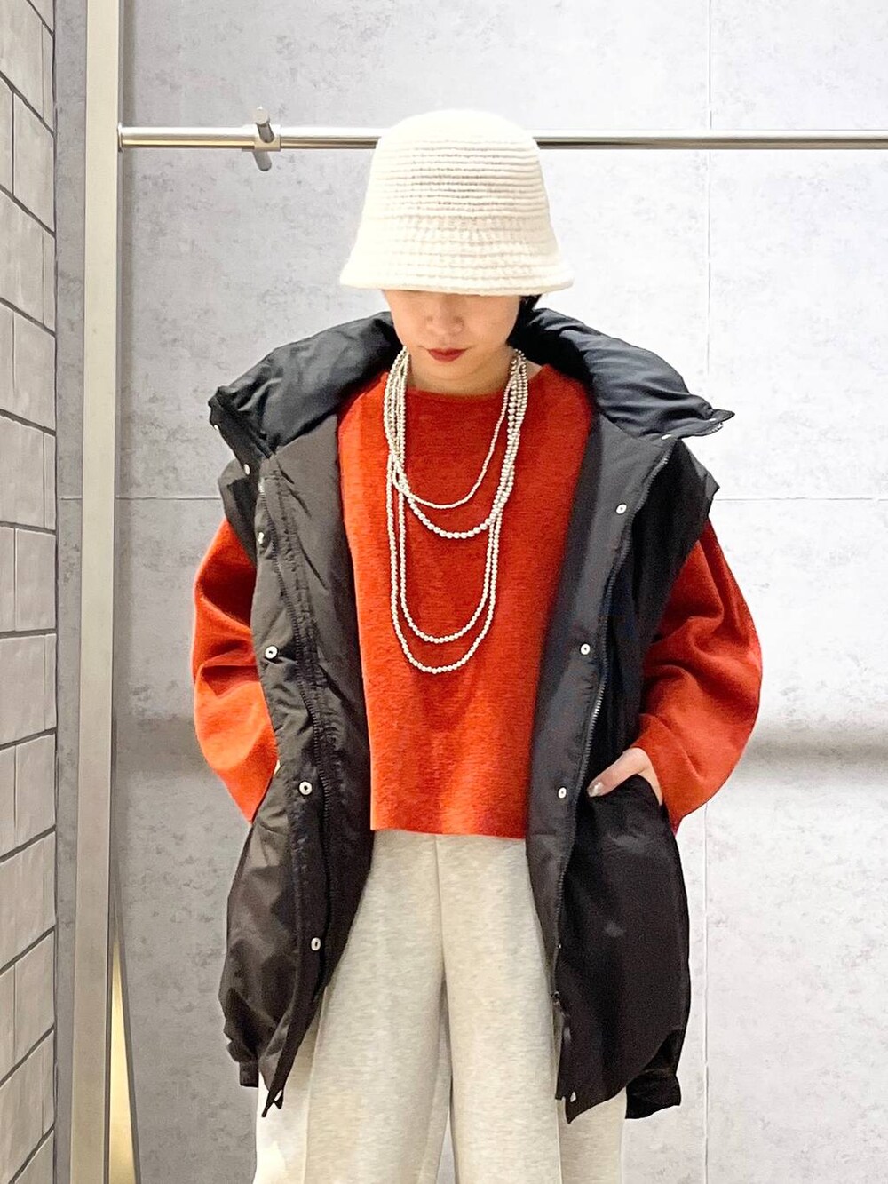 ブラック系のその他アウター、グレー系のスウェットパンツ、ブラック系のブーツを着用したレディースの秋コーディネートの3枚目の写真