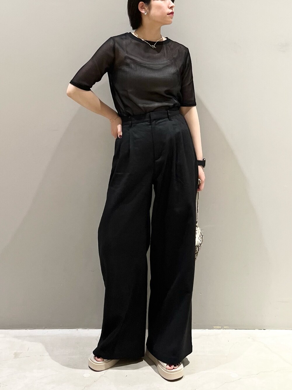 ブラック系のその他パンツ、ベージュ系のサンダル、ブラック系のTシャツ/カットソーを着用したレディースの夏コーディネートの2枚目の写真