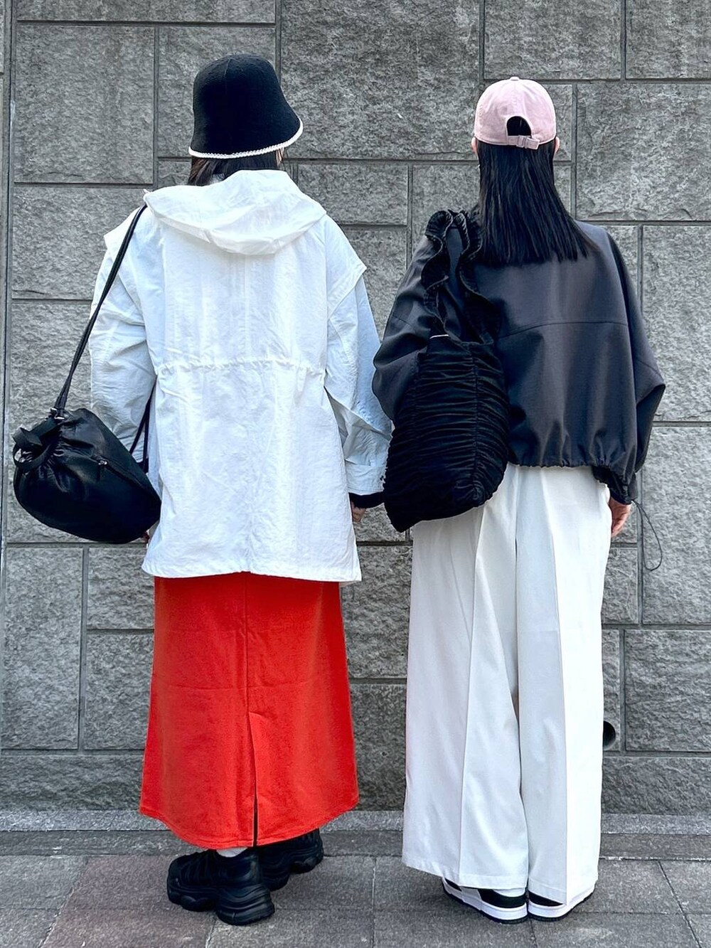 ブラック系のショルダーバッグ、ブラック系のトートバッグ、ブラック系のTシャツ/カットソーを着用したレディースの春コーディネートの4枚目の写真