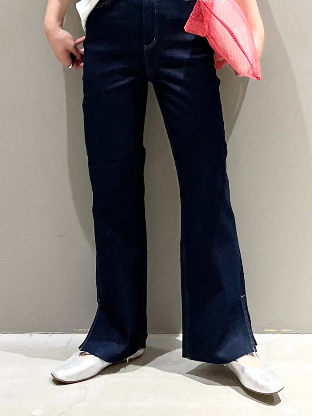 ホワイト系のTシャツ/カットソー、グレー系のパンプス、ブルー系のデニムパンツを着用したレディースの夏コーディネートの7枚目の写真