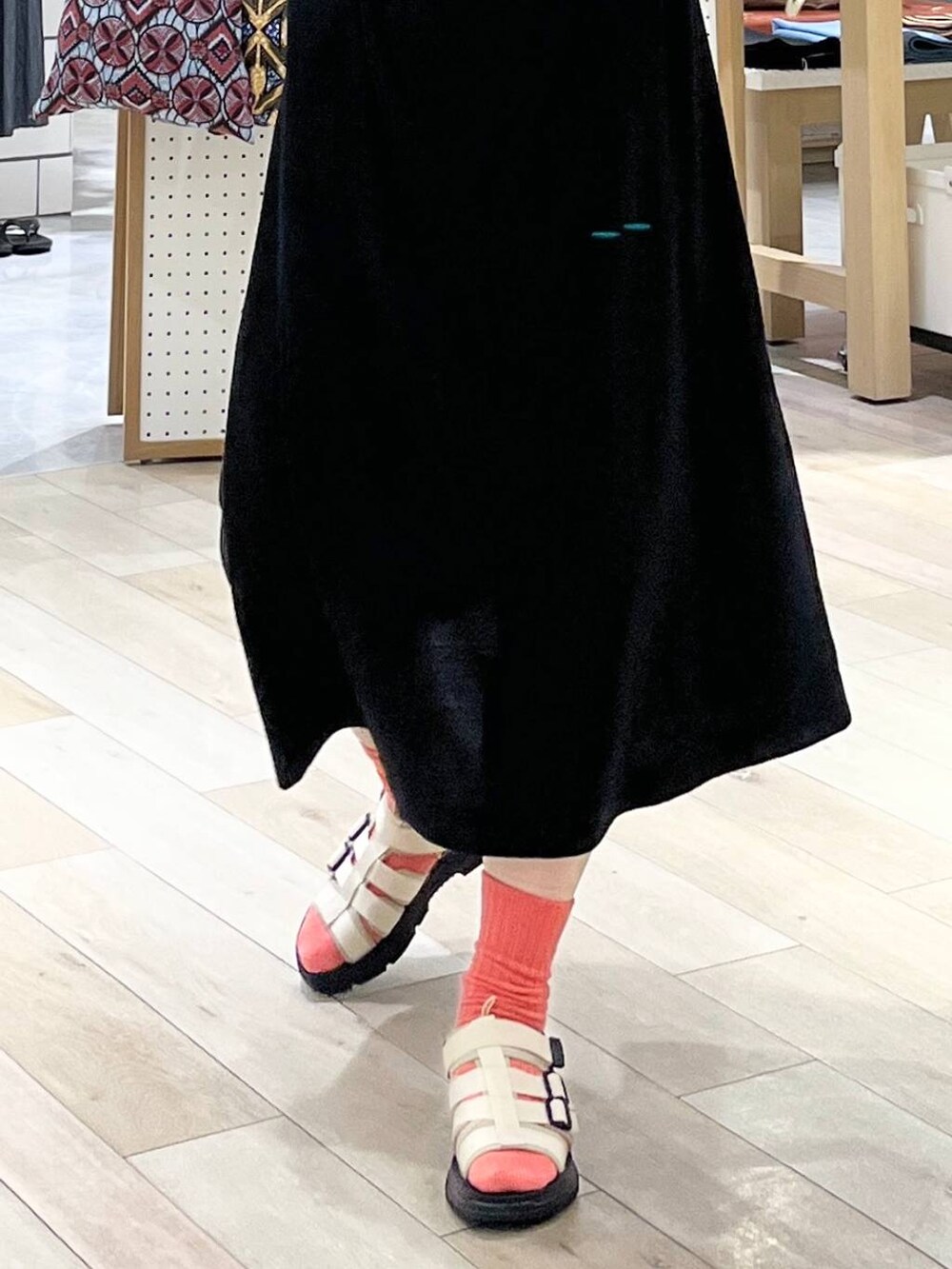 ホワイト系のショルダーバッグ、ホワイト系のサンダル、ブラック系のマタニティウェア/グッズを着用したレディースの夏コーディネートの7枚目の写真