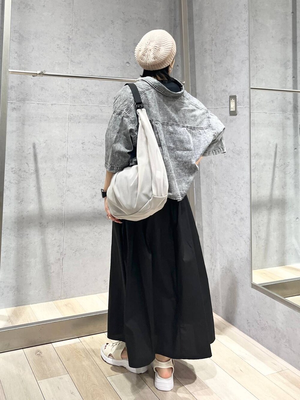「モノトーン、カジュアル、モード、ベーシック/シンプル、デート/ロマンティック、楽ちんコーデ、女子会、きれいめカジュアル_LEPSIM、LEPSIM、ワンピース、デニムジャケット、シャツ、シャツスタイル、サンダル、ニット帽」｜「LEPSIMのゼロカルスポーツサンダル　105132（サンダル、ホワイト系）」を使った、エムアイさん（レディース・162cm）の春コーディネートの3枚目の写真