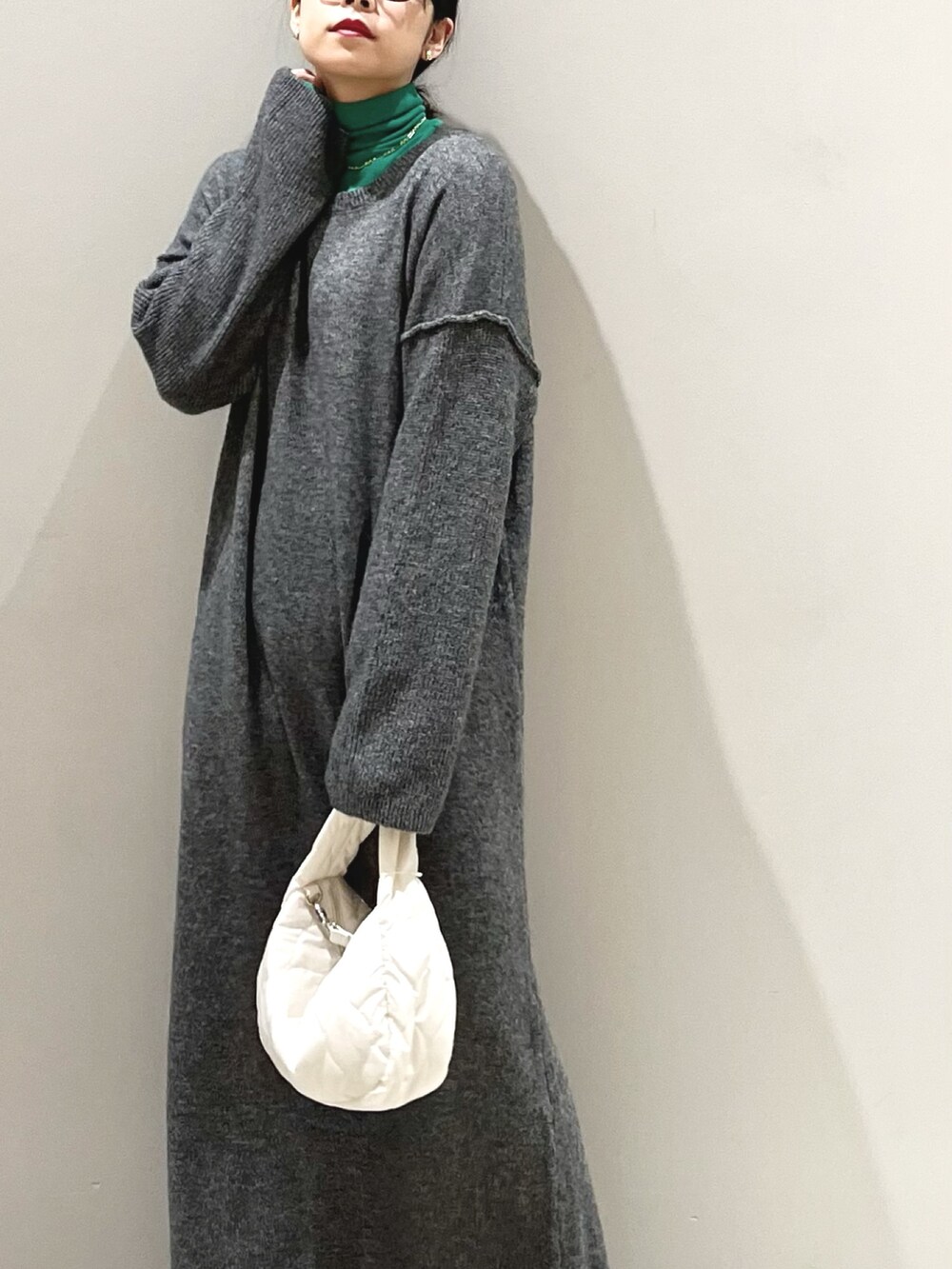 ブラック系のスニーカー、ホワイト系のバッグ、グレー系のワンピース/ドレスを着用したレディースの秋コーディネートの3枚目の写真