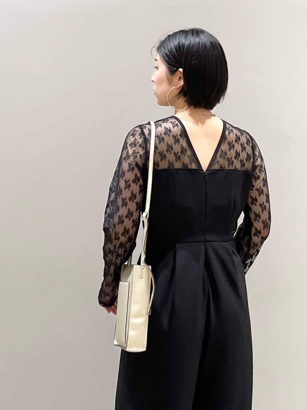 「LEPSIM、レプシィム(LEPSIM)、オールインワン、オケージョン、結婚式、結婚式二次会スタイル、二次会、ドレスシューズ、ミュール、ショルダーバッグ、レース、ワンピース、モノトーン、秋コーデ、女子会」｜「LEPSIMのストラップスクエアミュール　961049（パンプス、ホワイト系）」を使った、エムアイさん（レディース・162cm）の秋コーディネートの6枚目の写真