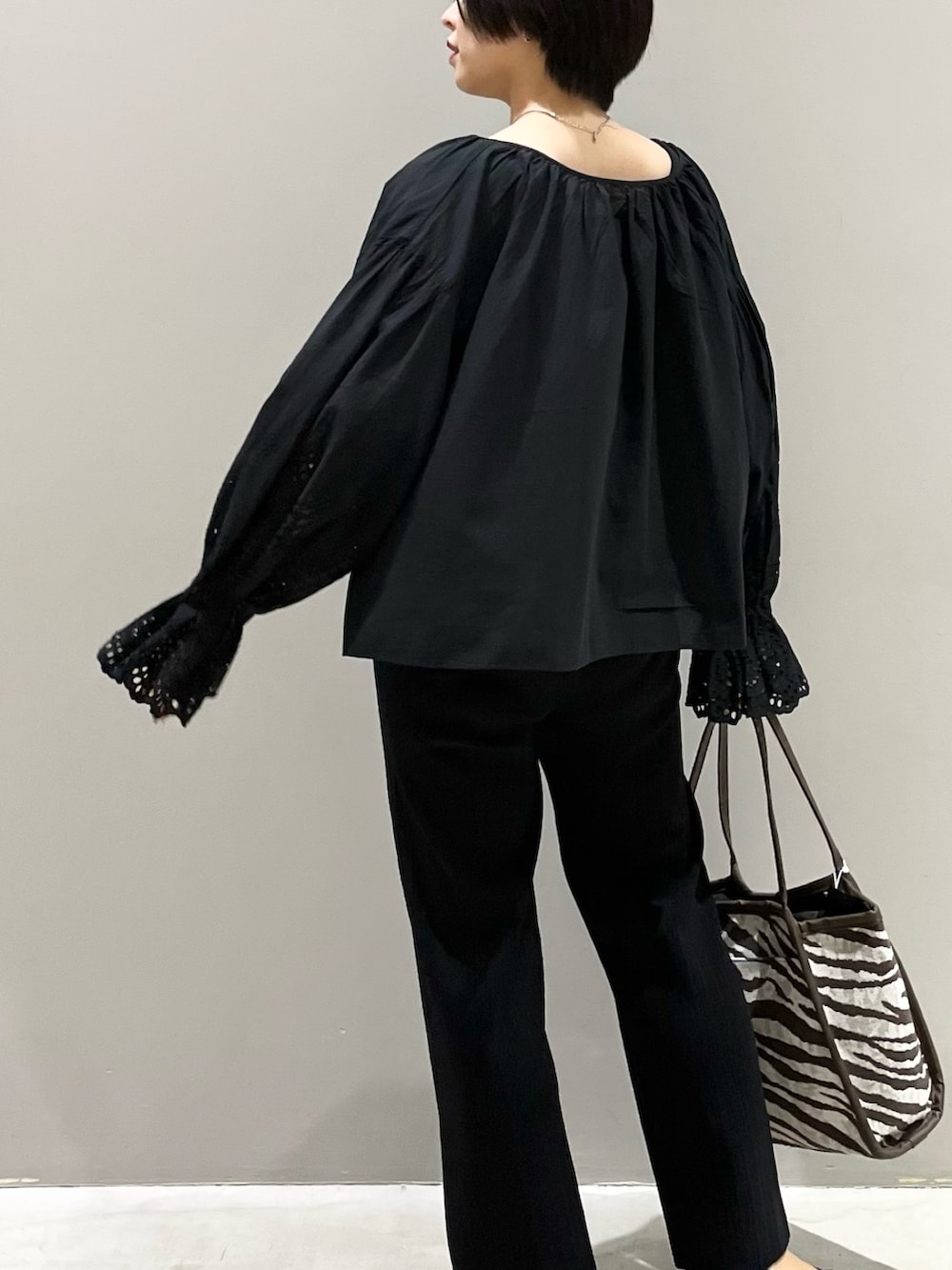 「LEPSIM、レプシィム(LEPSIM)、レース、刺繍、刺繍ブラウス、スカラップ、ニットパンツ、サンダル、トートバッグ、オールブラック、ワントーンコーデ、ゼブラ柄、夏コーデ、秋コーデ、モノトーン」｜「LEPSIMの刺繍レースブラウス　177285（シャツ/ブラウス、ブラック系）」を使った、エムアイさん（レディース・162cm）の夏コーディネートの7枚目の写真