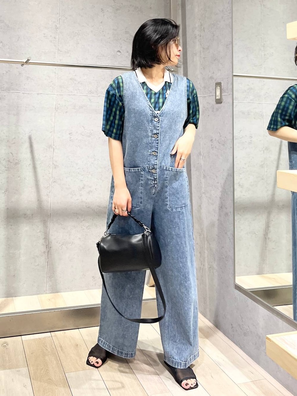 「カジュアル、モード、ベーシック/シンプル、デート/ロマンティック、楽ちんコーデ、女子会、きれいめカジュアル_LEPSIM、LEPSIM、おでかけ、シンプルコーデ、Kappa、シャツ、シャツスタイル、デニムワンピース、サンダル」｜「LEPSIMのシアーフラットサンダル　323224（サンダル、ブラック系）」を使った、エムアイさん（レディース・162cm）の夏コーディネートの4枚目の写真