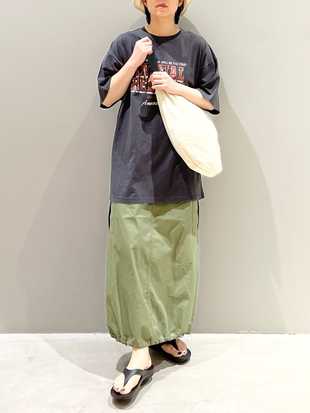 グレー系のTシャツ/カットソー、ホワイト系のショルダーバッグ、グリーン系のスカートを着用したレディースの夏コーディネートの7枚目の写真