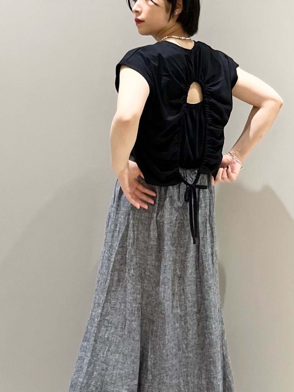 「LEPSIM、レプシィム(LEPSIM)、夏だ！Tシャツ着よう！、マーメイドスカート、リネン、モノトーン、夏コーデ、休日スタイル、お出かけコーデ、バックデザイン、サンダル、リネンスカート、大人カジュアル、プチプラ、シンプルコーデ」｜「LEPSIMのリネン混マーメイドスカート　908508（スカート、ブルー系）」を使った、エムアイさん（レディース・162cm）の夏コーディネートの3枚目の写真