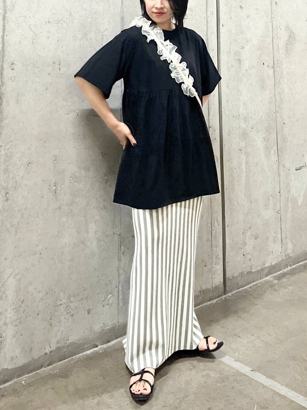 「夏コーデ、LEPSIM、おでかけ、シンプルコーデ、カジュアル、モード、ベーシック/シンプル、デート/ロマンティック、楽ちんコーデ、女子会、きれいめカジュアル_LEPSIM」｜「LEPSIMのアンクルゴムストラップサンダル　106987（サンダル、ブラック系）」を使った、エムアイさん（レディース・162cm）の夏コーディネートの6枚目の写真