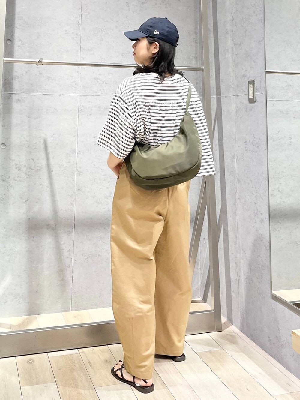 「カジュアル、モード、ベーシック/シンプル、デート/ロマンティック、楽ちんコーデ、春コーデ、女子会、きれいめカジュアル_LEPSIM、LEPSIM、おでかけ、シンプルコーデ、春色、夏コーデ、Tシャツ、パンツ」｜「LEPSIMの【NEW ERA】920コットンFLAX　253247（キャップ、ブルー系）」を使った、エムアイさん（レディース・162cm）の春コーディネートの5枚目の写真