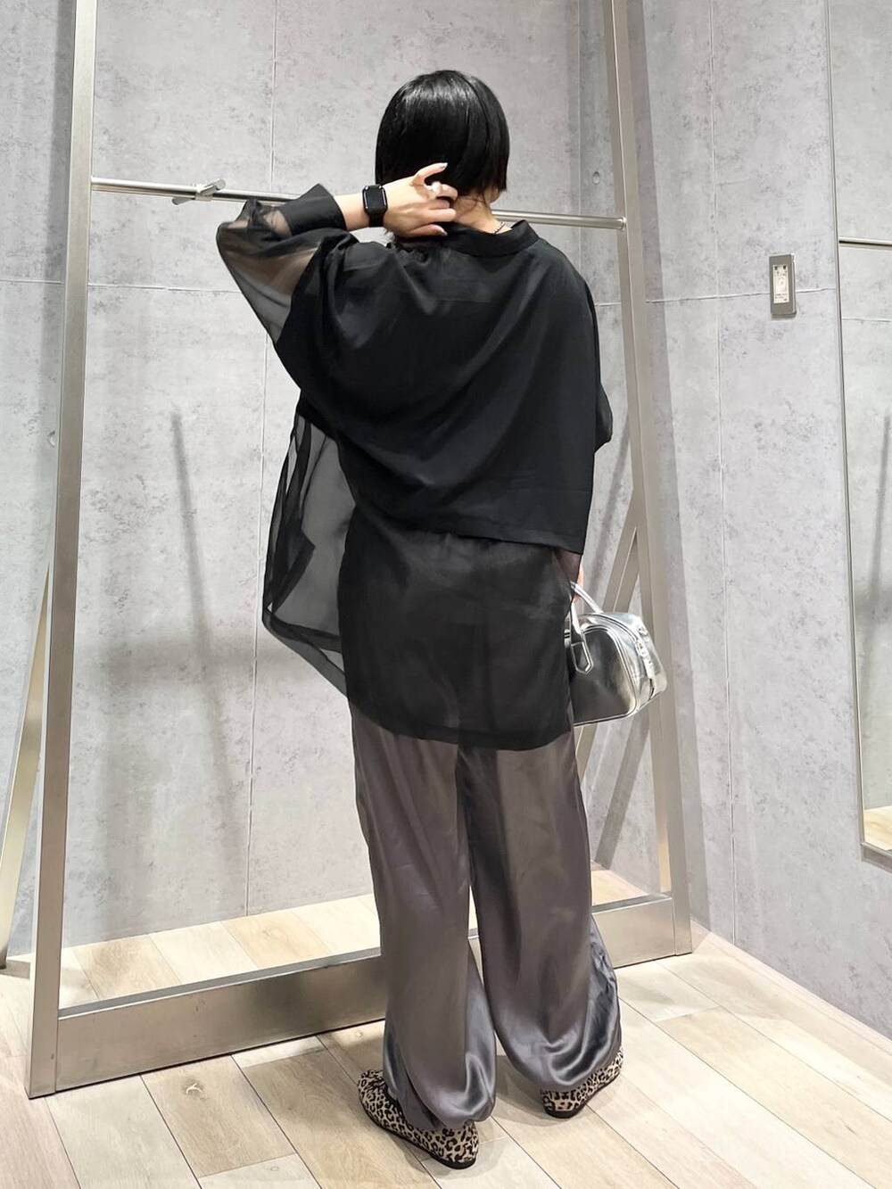 グレー系のその他パンツ、シルバー系のボストンバッグ、その他のバレエシューズを着用したレディースの秋コーディネートの3枚目の写真