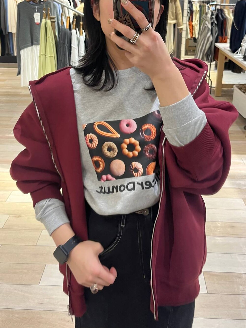 ホワイト系のショルダーバッグ、レッド系のパーカー、ブラック系のデニムスカートを着用したレディースの冬コーディネートの3枚目の写真