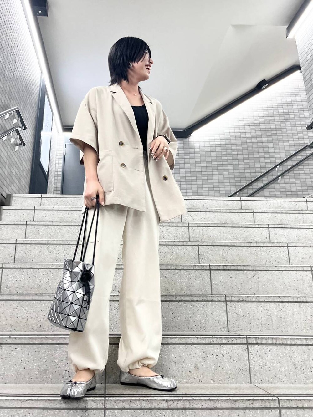 ホワイト系のカーゴパンツ、ベージュ系のテーラードジャケットを着用したレディースの春コーディネートの6枚目の写真