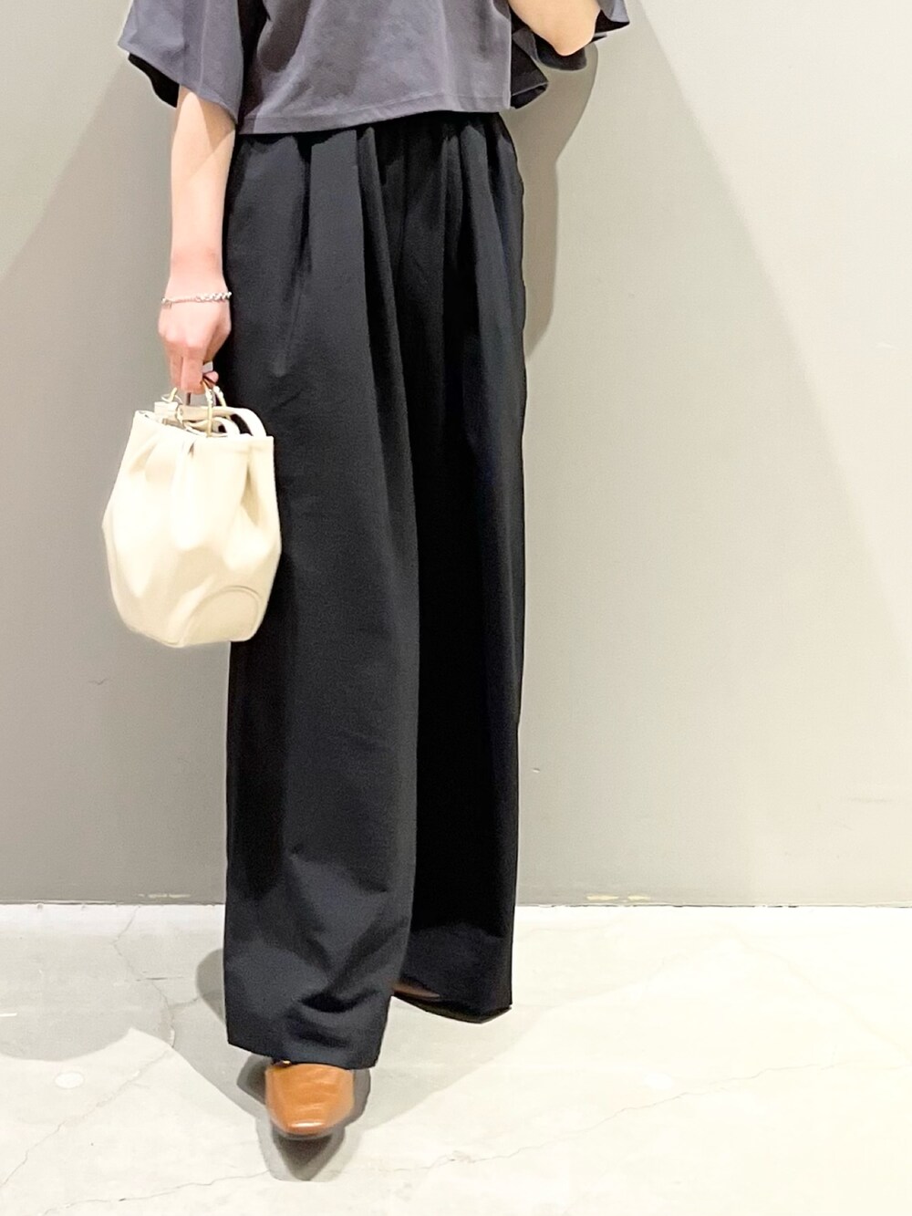 グレー系のTシャツ/カットソー、ブラック系のその他パンツ、ホワイト系のバッグを着用したレディースの春コーディネートの4枚目の写真