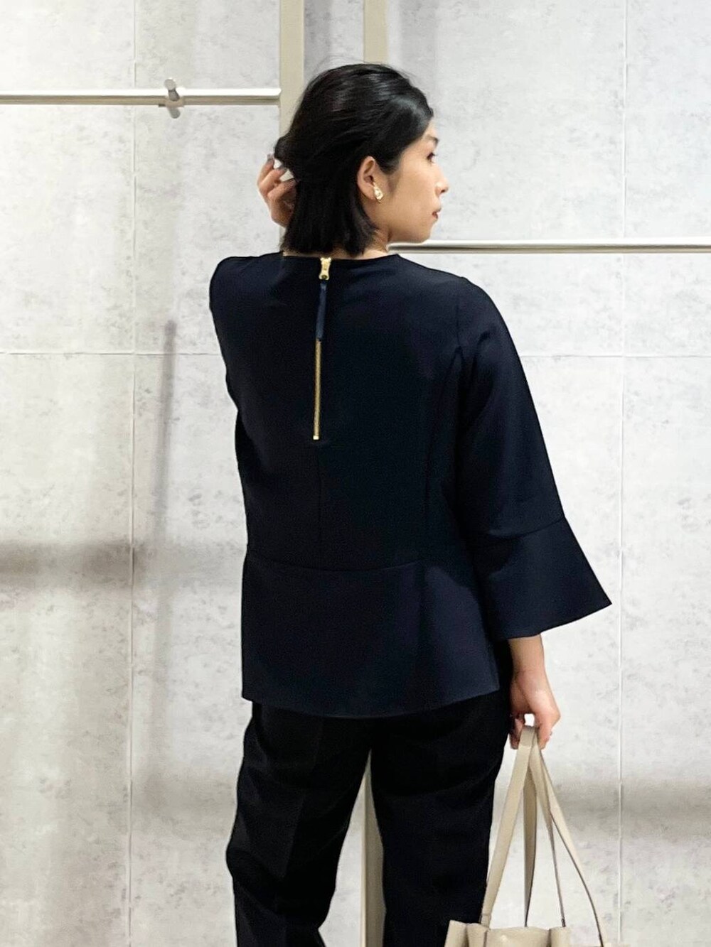 ブラック系のパンプス、ブラック系のその他パンツ、ブラック系のシャツ/ブラウスを着用したレディースの冬コーディネートの8枚目の写真