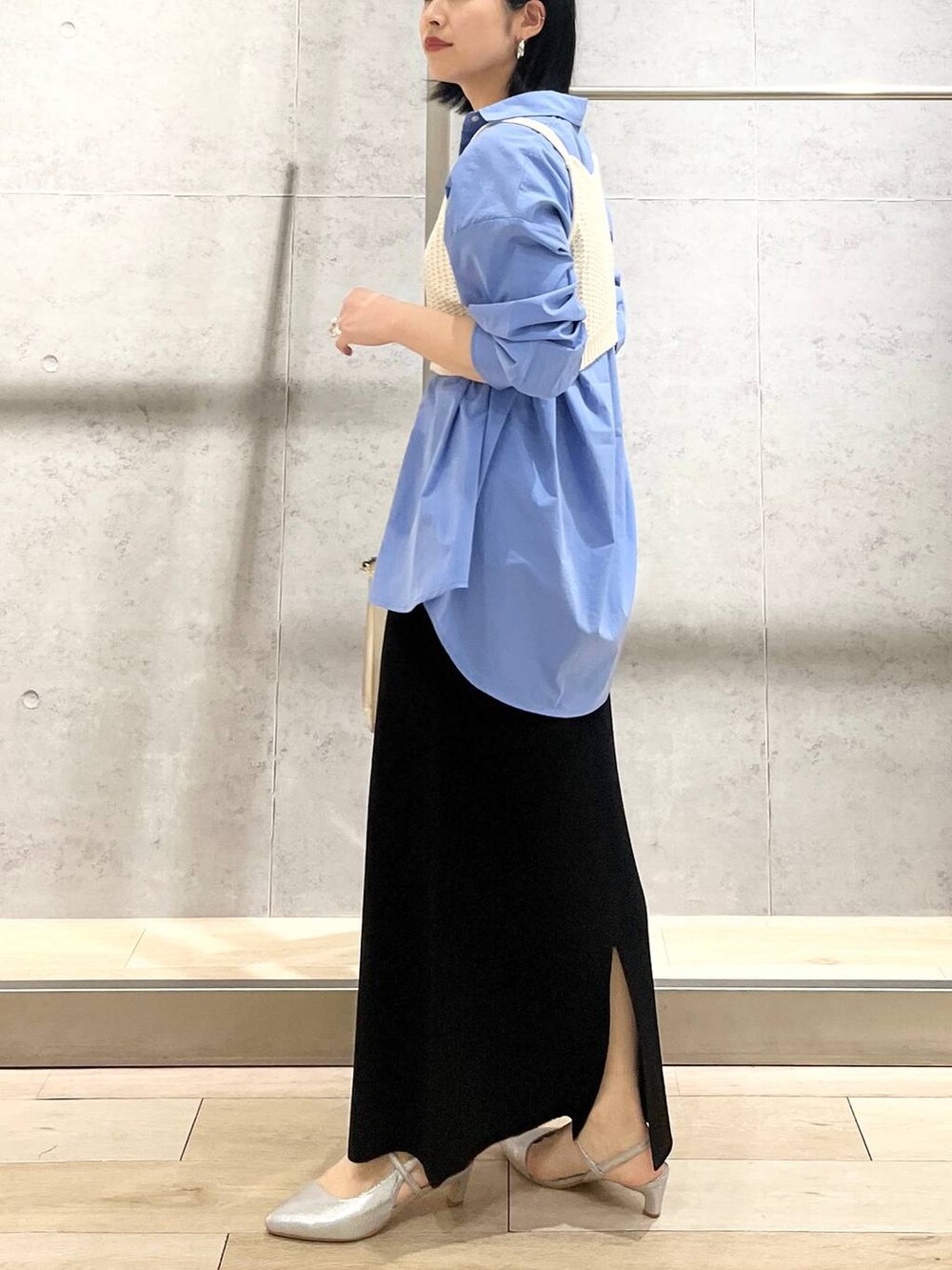 ブルー系のシャツ/ブラウス、ブラック系のスカート、ホワイト系のショルダーバッグを着用したレディースの冬コーディネートの3枚目の写真