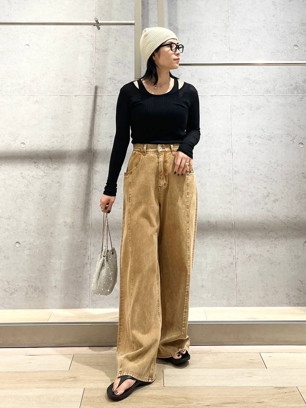 シルバー系のショルダーバッグ、ブラック系のサンダル、ブラック系のTシャツ/カットソーを着用したレディースの夏コーディネートの4枚目の写真