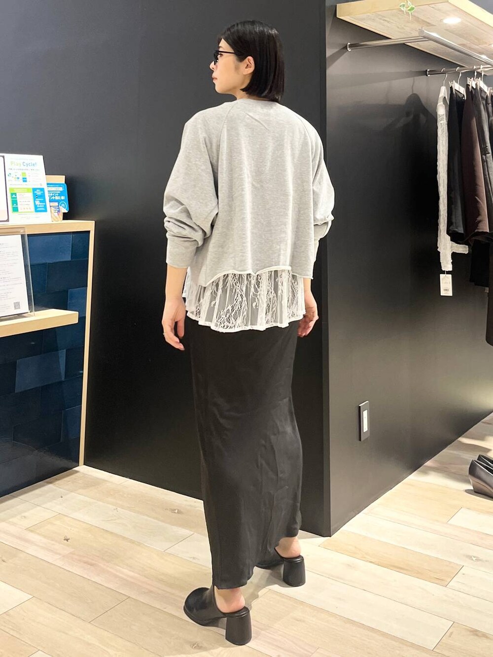 ブラック系のスカート、ブラック系のその他シューズ、ホワイト系のTシャツ/カットソーを着用したレディースの秋コーディネートの3枚目の写真
