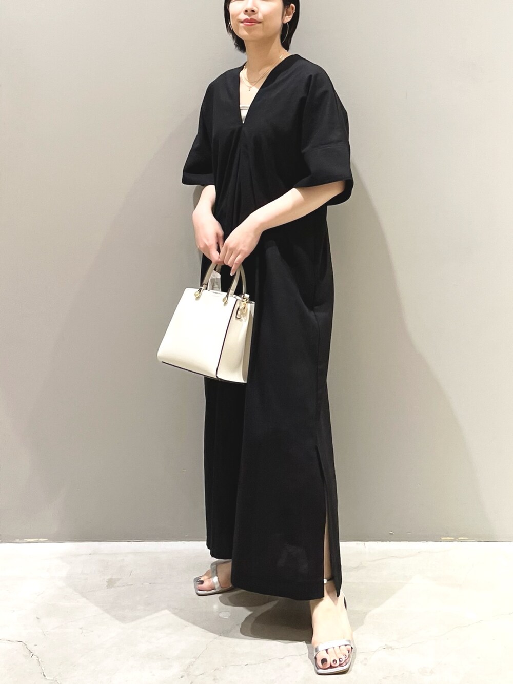 「LEPSIM、レプシィム(LEPSIM)、ワンピース、リネン、お出かけコーデ、きれいめカジュアル、ロングワンピース、モノトーン、夏コーデ、休日スタイル、ショルダーバッグ、ハンドバッグ、サンダル、Vネック、ストラップサンダル」｜「LEPSIMの【ゼロかる】キレイめ2WAYバッグ　295311（ショルダーバッグ、ホワイト系）」を使った、エムアイさん（レディース・162cm）の夏コーディネートの5枚目の写真