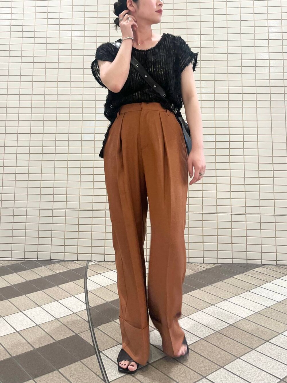 ブラック系のサンダル、ブラック系のその他トップス、ベージュ系のその他パンツを着用したレディースの夏コーディネートの4枚目の写真