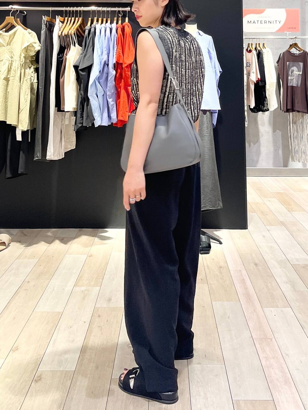 ホワイト系のタンクトップ、ブラック系のその他パンツ、ブラック系のサンダルを着用したレディースの夏コーディネートの7枚目の写真